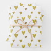 Meerdere gouden harten op witte achtergrond inpakpapier vel (In situ)