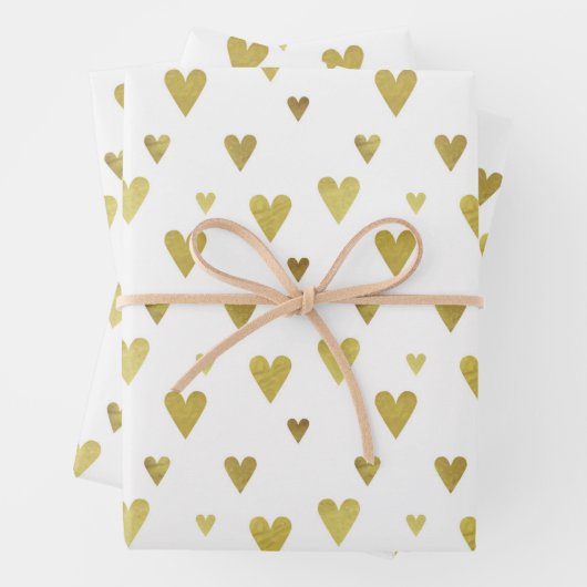 Meerdere gouden harten op witte achtergrond inpakpapier vel (In situ)