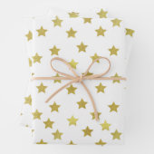 Meerdere gouden sterren op witte achtergrond inpakpapier vel (In situ)