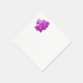 Meerdere paarse orchideeën op servet (Hoek)