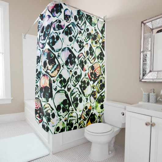 Meerdere schedels in neongroen douchegordijn (In situ)
