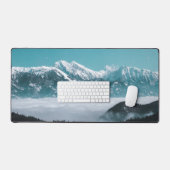 Meerderse bergen over de foggy-vallei bureaumat (Keyboard & Muis)