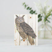 Meerhuisuil op getande houten planken briefkaart (Staand voorkant)