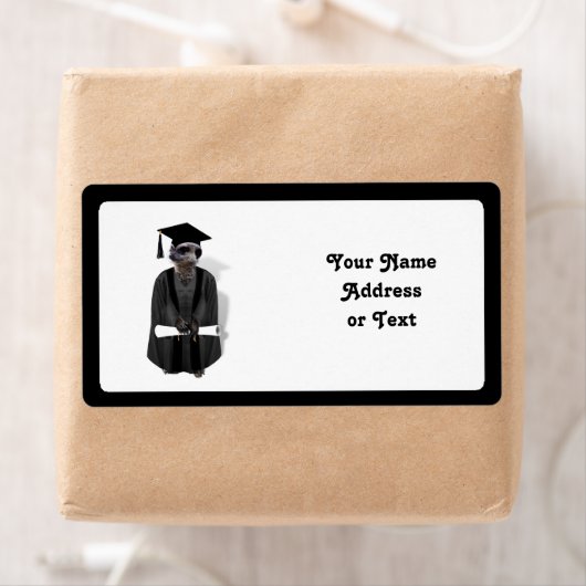 Meerkat Afstuderen W/Gray Gown & Black Sash Etiket (Insitu)