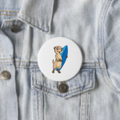 Meerkat als surfer met surfboard ronde button 7,6 cm (In situ)