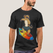 Meerkat als surfer met surfboard t-shirt (Voorkant)