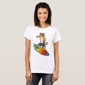 Meerkat als surfer met surfboard t-shirt (Voorkant volledig)