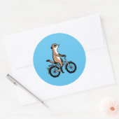 Meerkat op de fiets ronde sticker (Envelop)