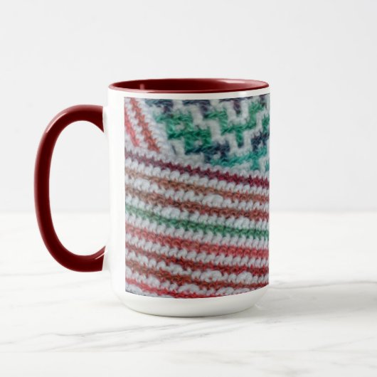 Meerkleurige gehaakte lampjes en wit mok (Links)