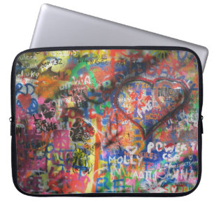 Meerkleurige graffiti op betonwand laptop sleeve