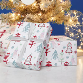 Meerkleurige kerstbomen op een wit cadeaupapier