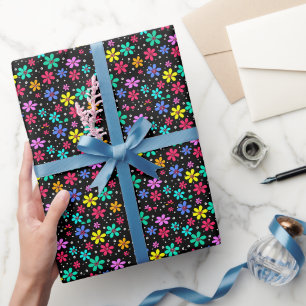 Meerkleurige madeliefjes op een zwarte achtergrond cadeaupapier