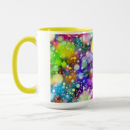 Meerkleurige mok van twee tonnen koffie. (Links)