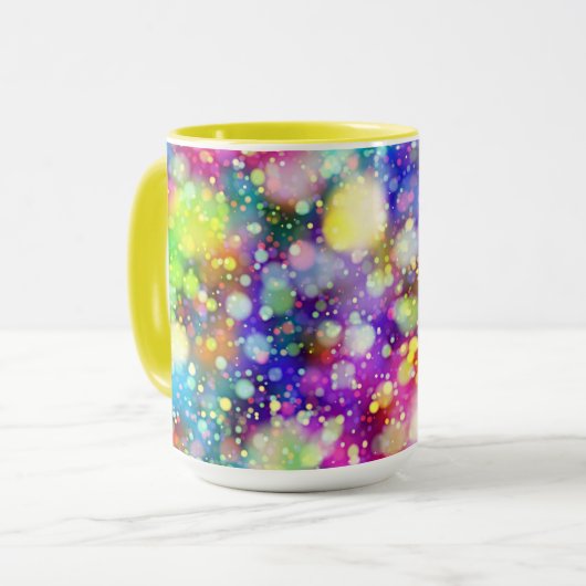 Meerkleurige mok van twee tonnen koffie. (Voorkant links)