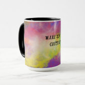 Meerkleurige mok van twee tonnen koffie. (Voorkant links)