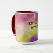 Meerkleurige mok van twee tonnen koffie. (Voorkant links)