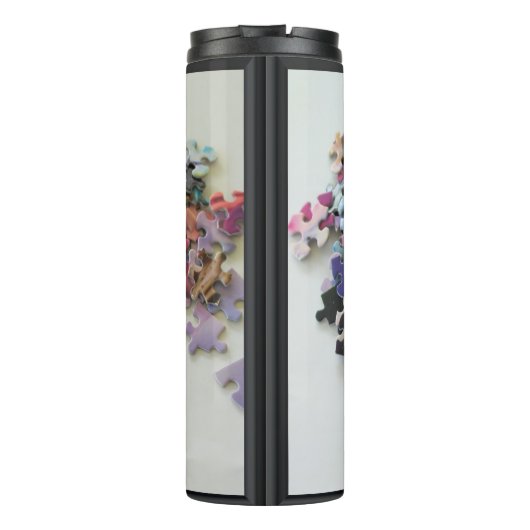 Meerkleurige puzzelstukken op een thermische droog thermosbeker (Achterkant)