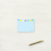 Meerkleurige vlaggen en kalligrafie op lichtblauw post-it® notes (Op bureau)