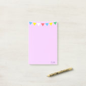 Meerkleurige vlaggen en kalligrafie op violet post-it® notes (Op bureau)