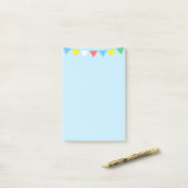 Meerkleurige vlaggen op lichtblauw post-it® notes (Op bureau)