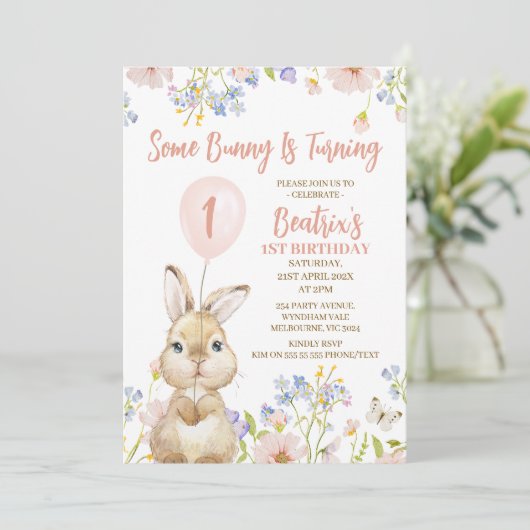 Meerkleurige Wildflower Enkele Bunny 1e Verjaardag Kaart (Staand voorkant)