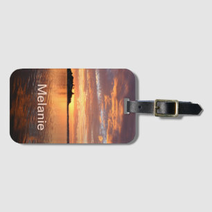 Meerkleurige zonsondergang op het water bagagelabel