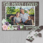 Meest geliefde opa - Rustisch Lijst Legpuzzel<br><div class="desc">Een mooie foto-puzzel voor je grootvader - geweldig voor vaderdag of een verjaardagscadeau. De sjabloon is klaar om je eigen foto toe te voegen en je kunt desgewenst ook opa bewerken in je favoriete titel (d.w.z. niet, papa, enz.). Het bloemontwerp van deze waterverf is voorzien van een roze, perzikkleurige, donkerhoutachtergrond...</div>