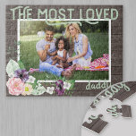 Meest geliefde pappa - Rustic Dark Wood Lijst Legpuzzel<br><div class="desc">Een mooie foto-puzzel voor je vader - geweldig voor vaderdag of een verjaardagscadeau. De sjabloon is klaar om je eigen foto toe te voegen en je kunt ook 'papa' bewerken in je favoriete titel (vader, vader, enz.), als je dat wilt. Het bloemontwerp van deze waterverf is voorzien van een roze,...</div>