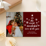 Meest Wonderful Time of the Year Red Script Foto Feestdagenkaart<br><div class="desc">Meest Wonderful Time of the Year Red Script Photo Holiday Kaart. Stuur aanpasbare en gepersonaliseerde vakantiegroeten naar vrienden,  collega's en familie in eenvoudige,  chique,  elegante en moderne fotodesign feestelijke,  natuurlijke minimalistische stijlkaarten! Onder de kalligrafie staat uw aangepaste groetboodschap in moderne typografie.</div>