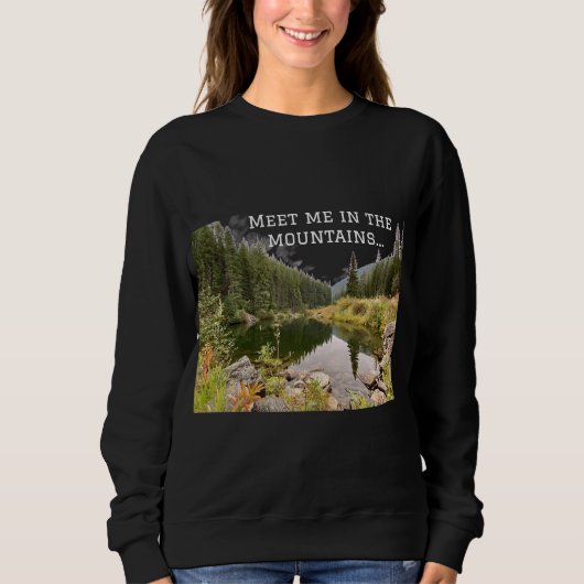 Meet Me In the Mountains Graphic Sweatshirt (Voorkant)