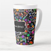 Meet tweemaal gesneden eenmaal naaibenodigdheden o latte mok (Rechterhoek)