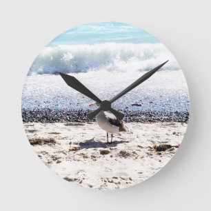 meeuw bij de oceaan op het strand foto ronde klok