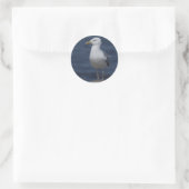 meeuw op rots ronde sticker (Tas)