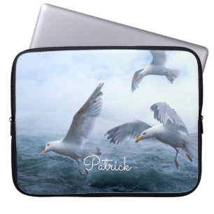 Meeuwen in vlucht boven de zee laptop sleeve
