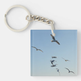 Meeuwen vliegen over oceaangolven kustvogel sleutelhanger