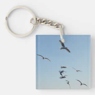 Meeuwen vliegen over oceaangolven kustvogel sleutelhanger