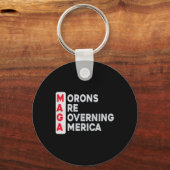 Mega Morons Besturen Amerika Grappig Anti Trump Sleutelhanger (Voorkant)