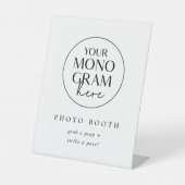 MEGHAN Zwart Wit Monogram Trouwfotocabine Reclamebord Met Voetstuk (Voorkant)