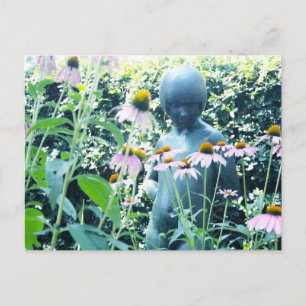 Meid onder bloemen briefkaart