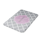 Meisgrijze Quatrefoil Lavender Monogram en naam Badmat (Gekanteld)