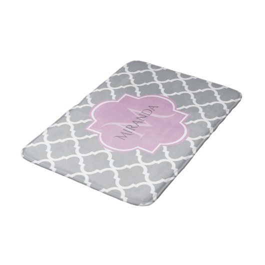 Meisgrijze Quatrefoil Lavender Monogram en naam Badmat (Gekanteld)