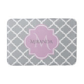 Meisgrijze Quatrefoil Lavender Monogram en naam Badmat (Voorkant)