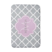Meisgrijze Quatrefoil Lavender Monogram en naam Badmat (Voorkant Verticaal)