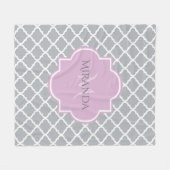 Meisgrijze Quatrefoil Lavender Monogram en naam Fleece Deken (Voorkant (Horizontaal))