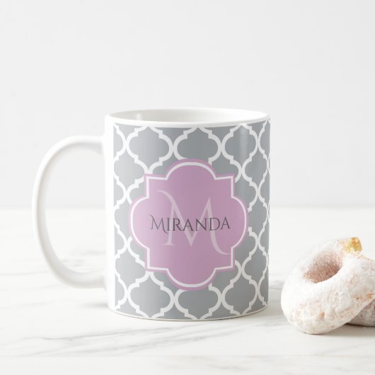 Meisgrijze Quatrefoil Lavender Monogram en naam Koffiemok (Met donut)