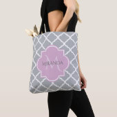 Meisgrijze Quatrefoil Lavender Monogram en naam Tote Bag (Dichtbij)