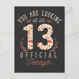 Meisje 13e verjaardag die naar een officiële tiene briefkaart