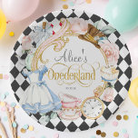 Meisje 1e verjaardag, Alice Onederland, Tea party Papieren Bordje<br><div class="desc">Dit heerlijke "Alice Onederland" papieren bord is een charmante aanvulling op de eerste verjaardagsviering van elk meisje. Het bord heeft een grillig Alice in Wonderland-thema en is versierd met iconische elementen uit het geliefde verhaal, geplaatst tegen een zacht roze achtergrond. Delicate muntaccenten door het hele ontwerp voegen een verfrissende touch...</div>