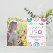 Meisje 2e verjaardag Uitnodiging twee zoete donut (Staand voorkant)