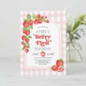Meisje aardbei bessen eerste 1e verjaardag feest kaart (Staand voorkant)